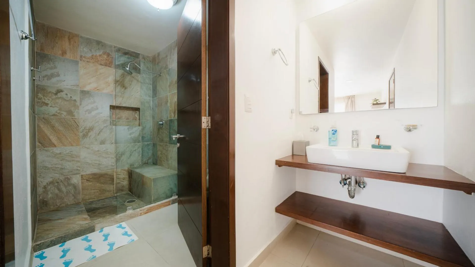 2 Bedroom Penthouse With Private Jacuzzi Next To Fifth Avenue And Beach - Plaza Paraiso A203 Playa del Carmen 0*,